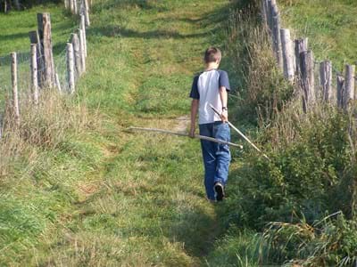 Was fördert Jungen in ihrer Entwicklung? Junge auf Wiese