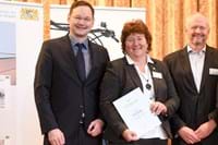 Der bayerischen Verkehrsminister Dr. Hans Reichart übergibt die Aufnahmeurkunde