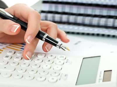 2022-01 Kreishaushalt Rechenmaschine und Stift