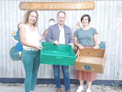 Auf dem Foto: Landrat Robert Niedergesäß zeigt zusammen mit Petra Höpler (links) und Susanne Dorsch von der Tafel in Aßling symbolisch leere Lebensmittelkisten.