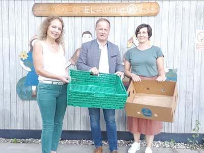 Tafeln brauchen Spenden Auf dem Foto: Landrat Robert Niedergesäß zeigt zusammen mit Petra Höpler (links) und Susanne Dorsch von der Tafel in Aßling symbolisch leere Lebensmittelkisten.