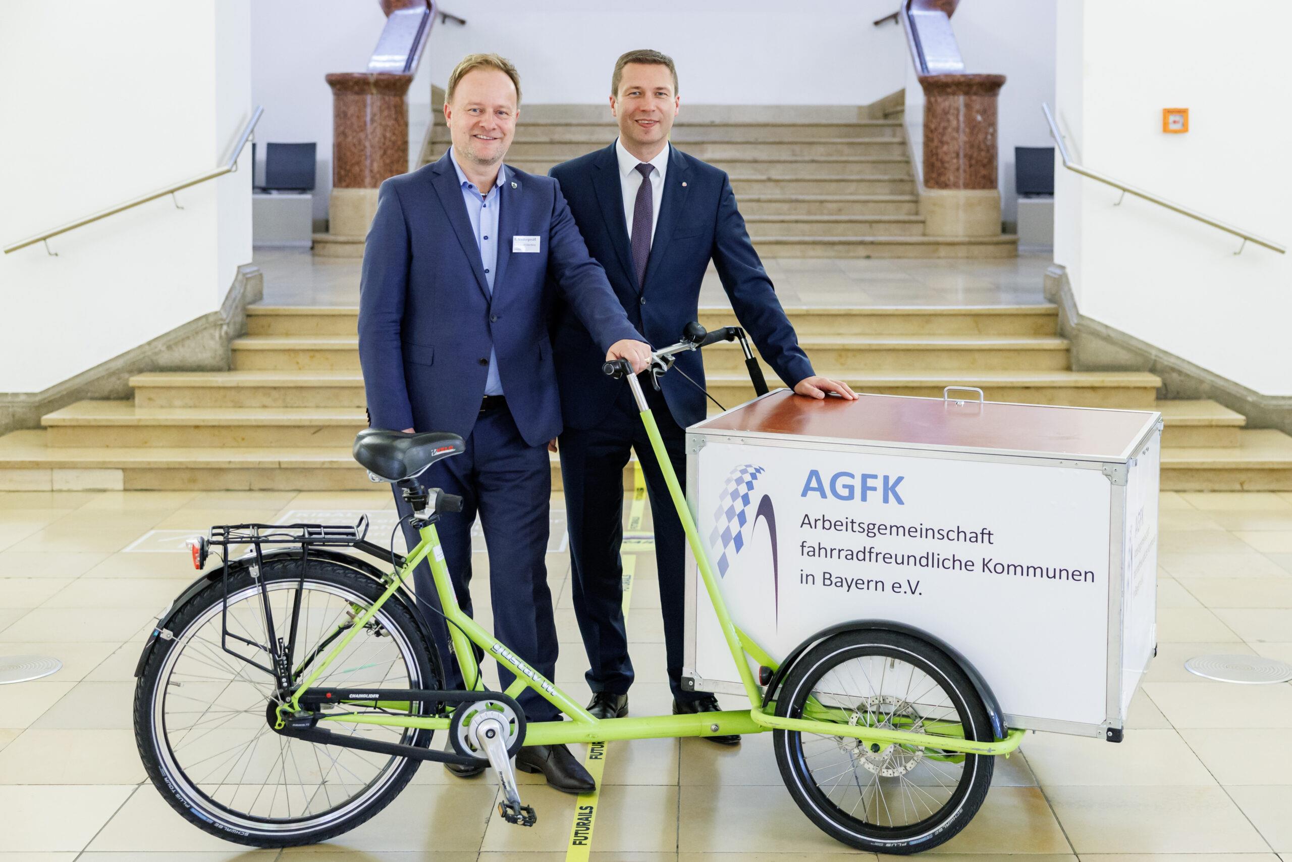 v.l. Landrat Robert Niedergesäß (Landkreis Ebersberg) und Landrat Matthias Dießl (Landkreis Fürth), 
Foto: © AGFK Bayern/Daniel Karmann