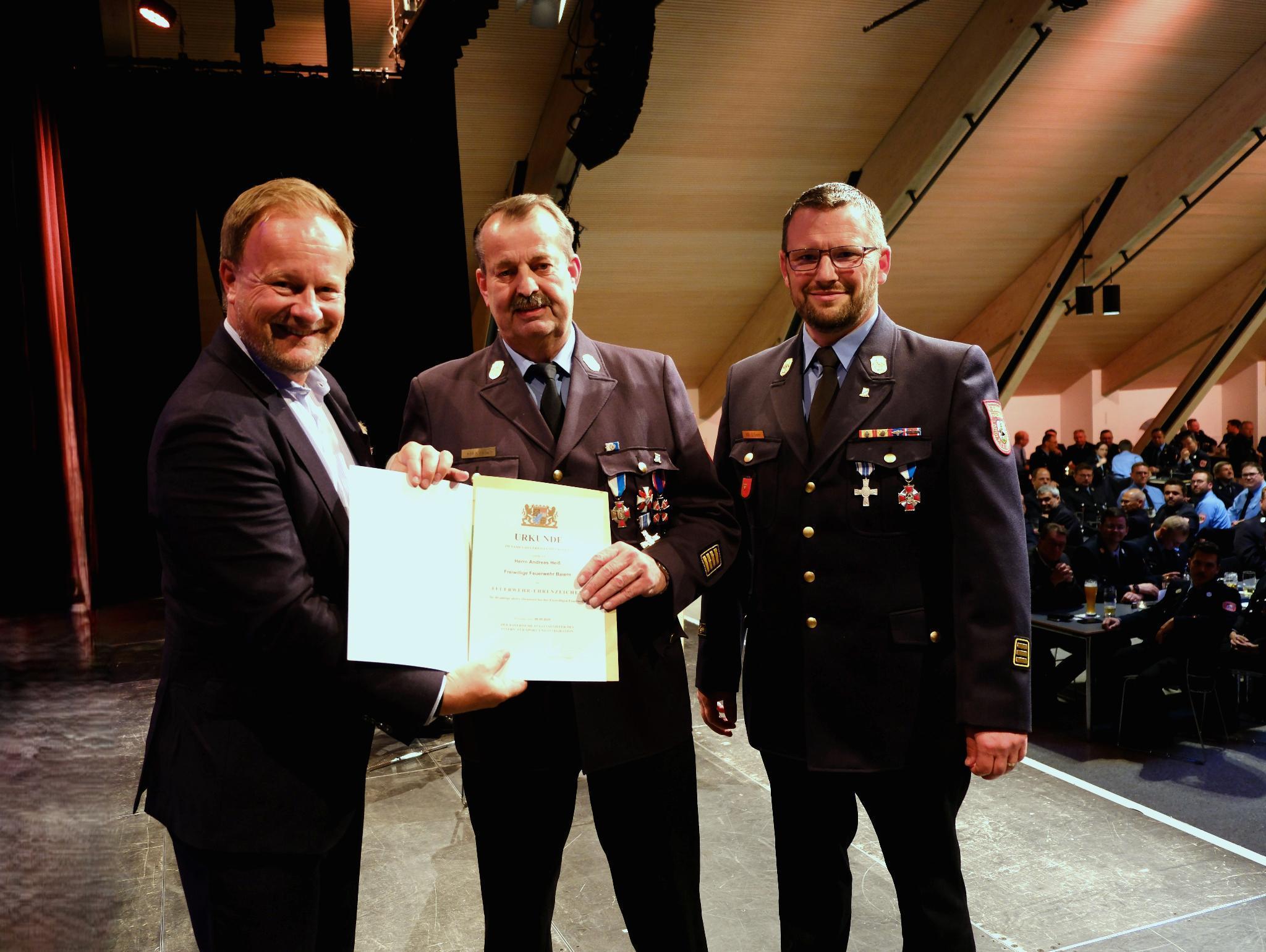 Landrat Robert Niedergesäß ehrt Feuerwehrleute
