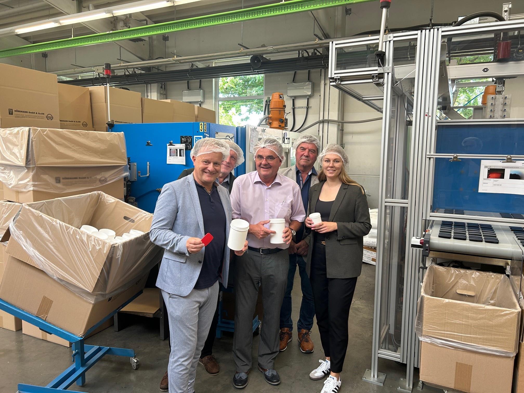 Firmenbesuch Dürrmann Landrat Robert Niedergesäß, Kreishandwerksmeister Johann Schwaiger, Geschäftsführer Hans Dürrmann, Bürgermeister Ludwig Maurer und die Wirtschaftsförderin des Landkreises Ebersberg Silvia Neumeister