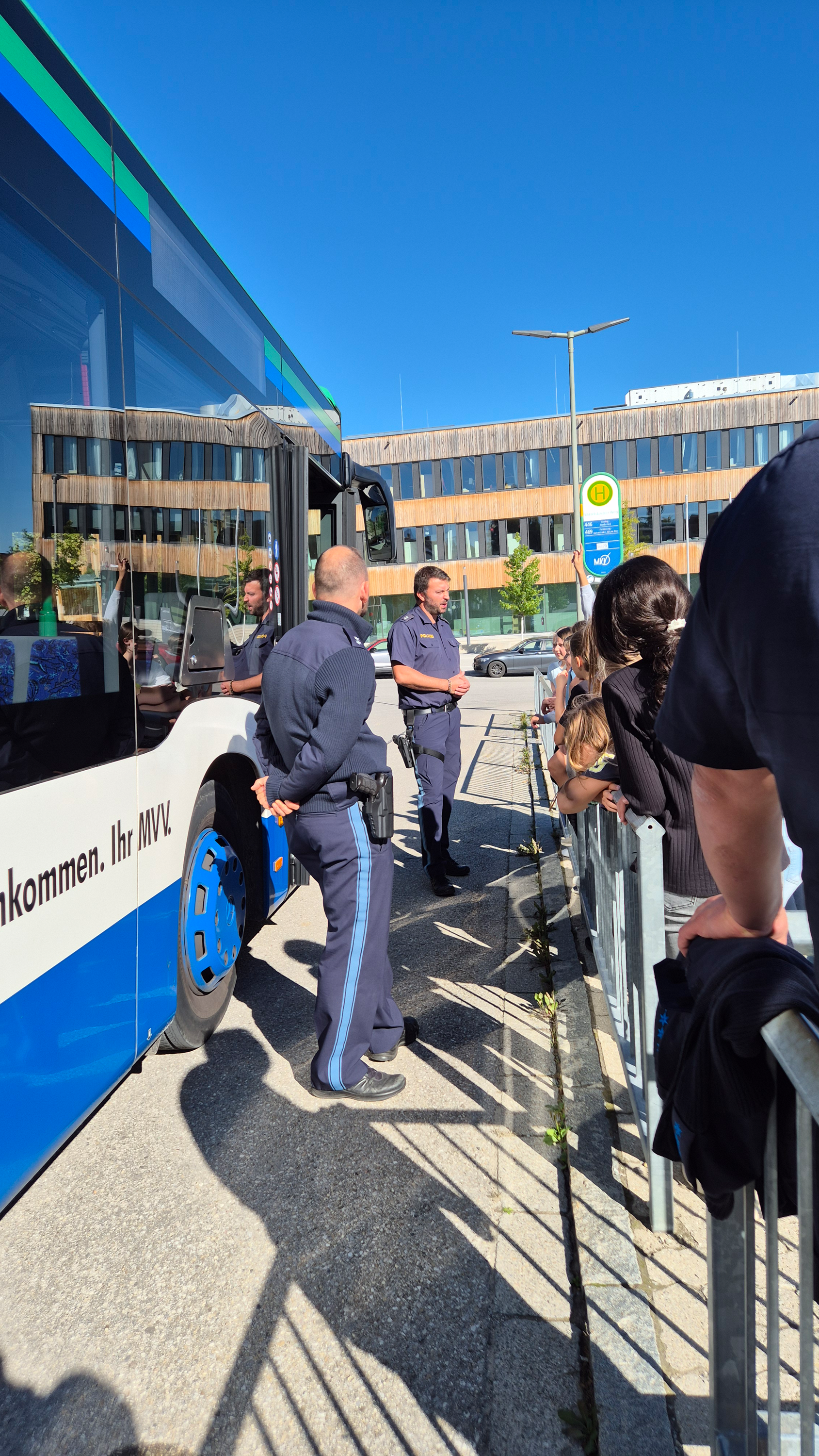 Bernhard Schweida von der Kreisverkehrswacht Ebersberg und sein Kollege beim Schulbustraining in Markt Schwaben