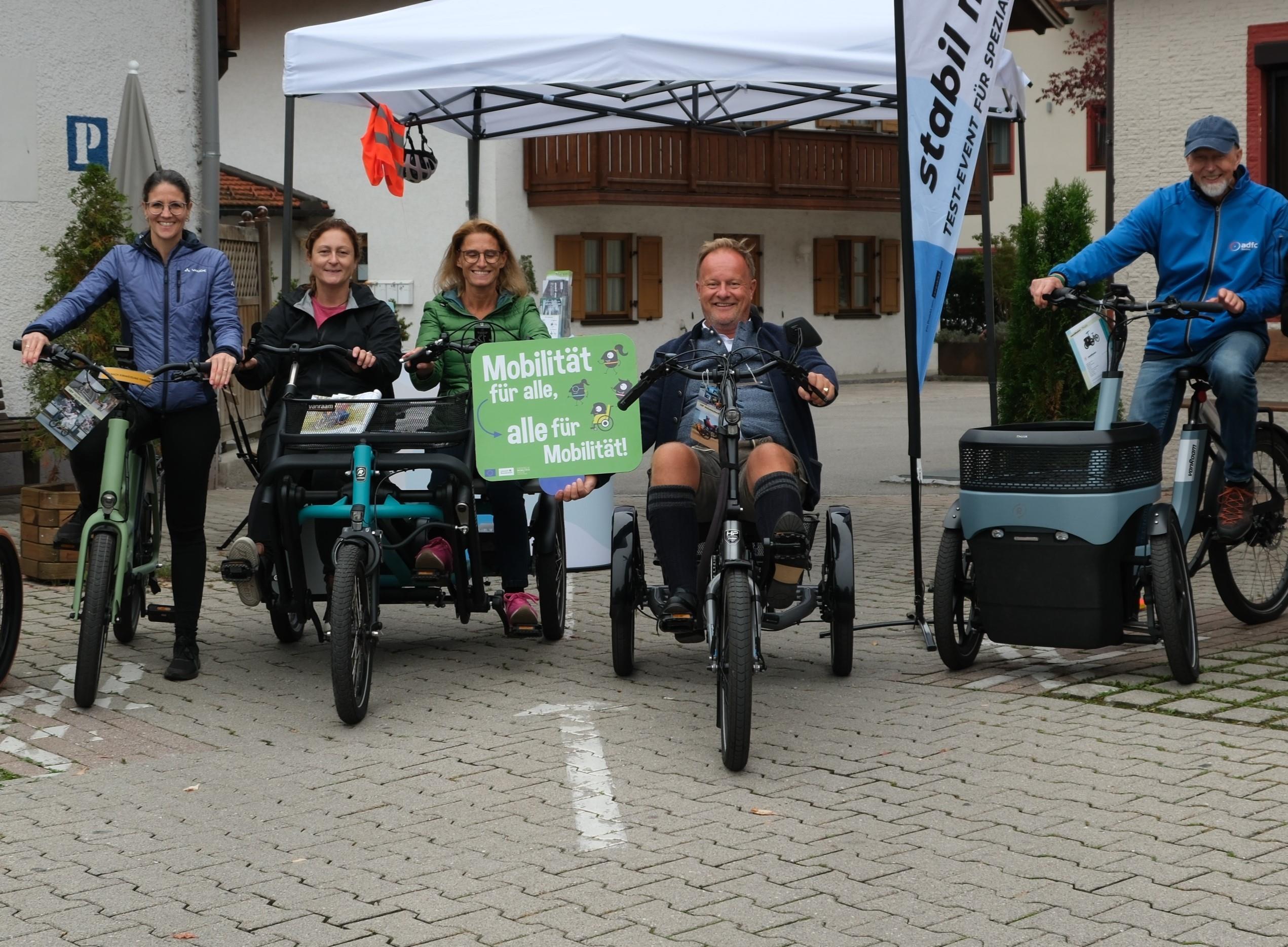 Europäische Mobilitätswoche (1) Alexandra Bartl und Melanie Entzian vom Sachgebiet Mobilität und Regionalentwicklung im Landratsamt Ebersberg testen mit ihrer Chefin Cornelia Gütermann, Landrat Robert Niedergesäß und Karl-Heinz Schmeling vom ADCF Ebersberg die verschiedenen Angebote