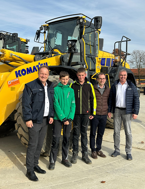 Landrat Robert Niedergesäß, Fabian Reiser, Maxi Fußstetter, Daniel Betz (IHK-Regionalausschuss Ebersberg), Helmut Urmann (Vertriebsleiter Kuhn-Baumaschinen) beim IHK-Aktionstag Ein Tag Azubi